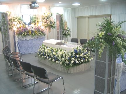 棺を囲む祭壇
