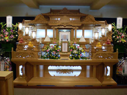 白木祭壇の例